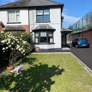 Cheerful 2 Bed House On Causeway Coastal Route With Parking , Whiteabbey United Kingdom